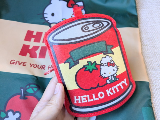 トマト缶デザインのポーチのアップ