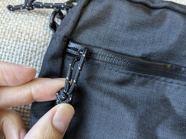 ショルダーバッグのフロントファスナーとロープの引き手