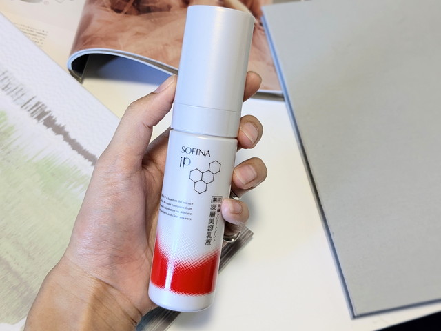 ソフィーナ iP 薬用 角層トリートメント 深層美容乳液のボトル