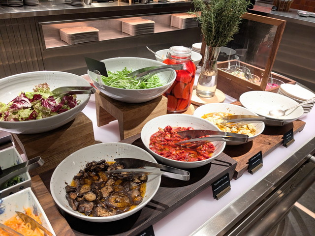 サラダや前菜が並ぶガーデンセレクションのコーナー