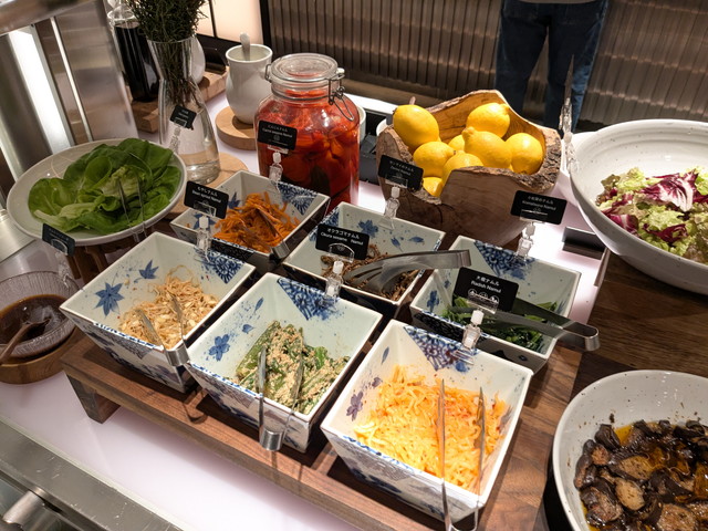 ナムルやピクルスなどが並ぶ前菜コーナー