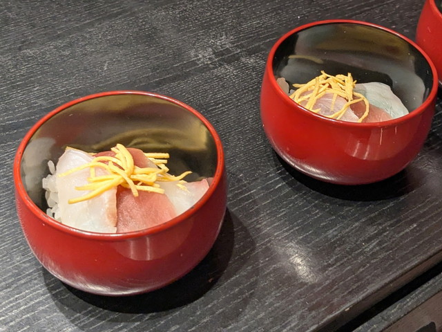 赤い器に盛られたちらし寿司