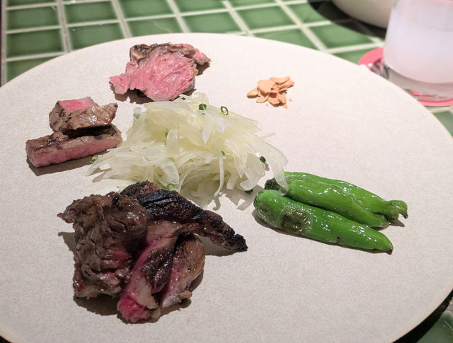 3種類のステーキを盛り付けたひと皿