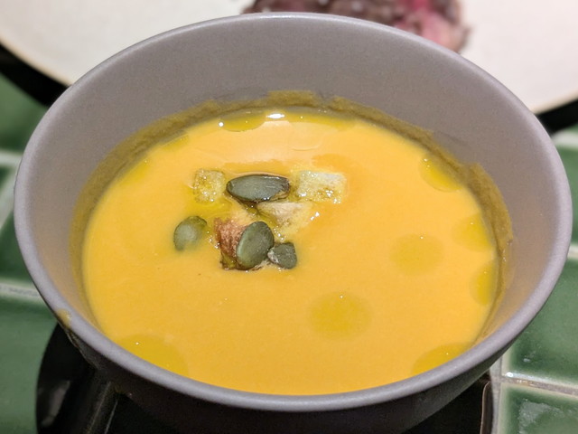 かぼちゃの種とクルトンをのせたかぼちゃのスープ