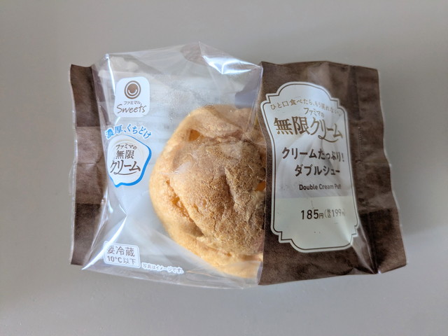 ファミリーマートのクリームたっぷり！ダブルシューのパッケージ