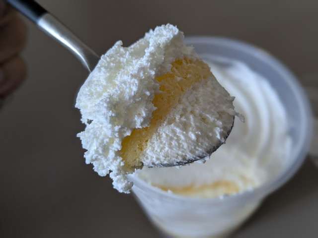 スプーンですくったほぼクリームのケーキ。クリームとスポンジが重なっている