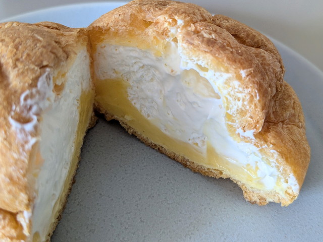 半分に割ったクリームたっぷり！ダブルシューの断面。ホイップクリームとカスタードクリームの2層