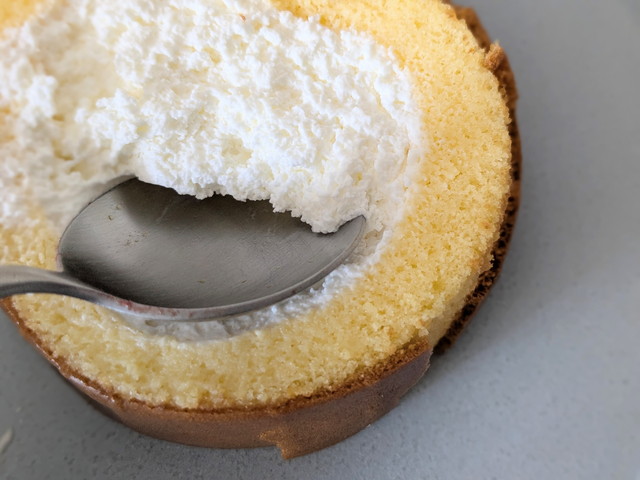 スプーンですくった生クリームロールケーキのクリーム部分