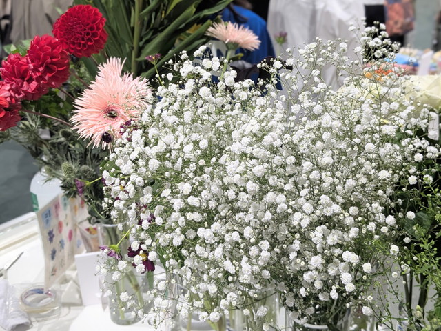 フラワーアレンジメント研究室に並ぶかすみ草やダリアなどの花