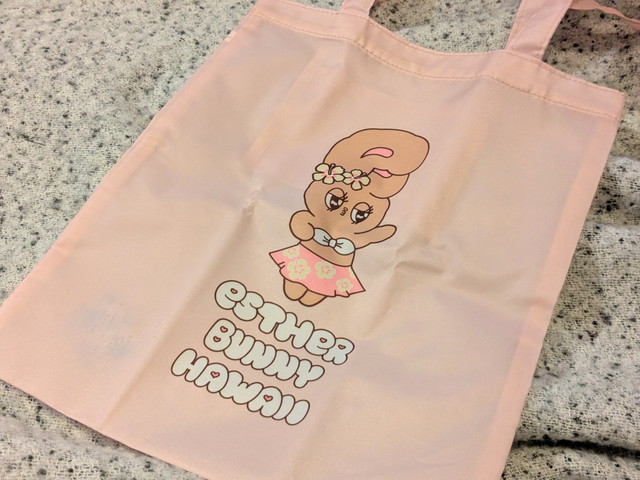 日焼けエスターバニーがプリントされたピンクのトートバッグ