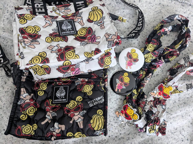 HYSTERIC MINIのショルダーバッグ・缶バッジ・ショルダーストラップのBLACK ver.とWHITE ver.を並べた全体写真