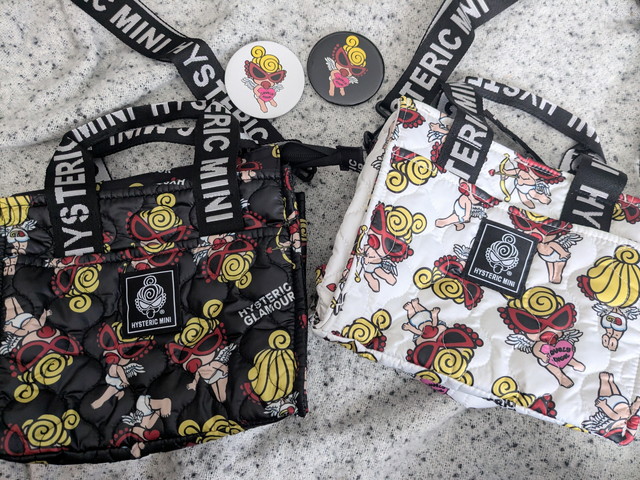 BLACK ver.とWHITE ver.のショルダーバッグと缶バッジを並べた全体写真