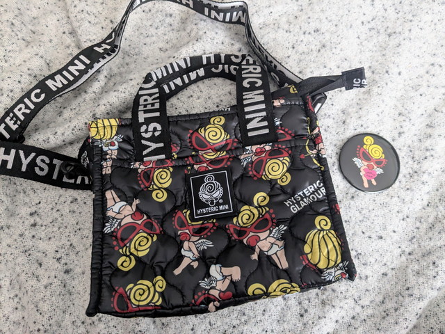 BLACK ver.のショルダーバッグと缶バッジ