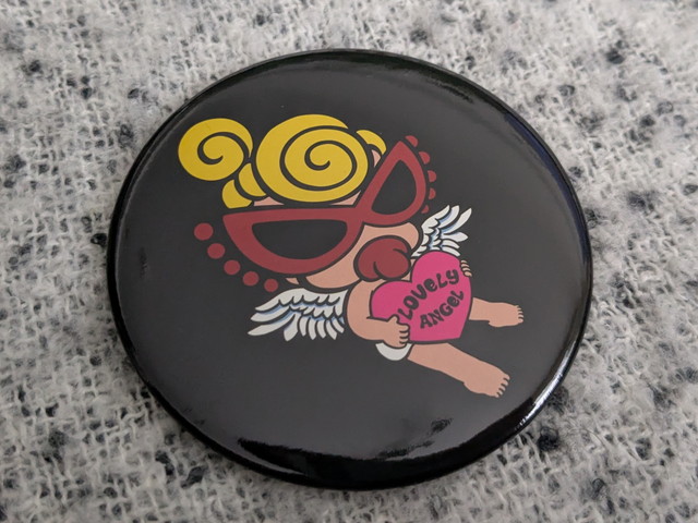 BLACK ver.に付属する黒い缶バッジ