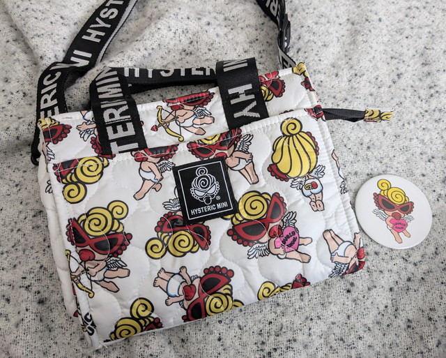 WHITE ver.のショルダーバッグと缶バッジ