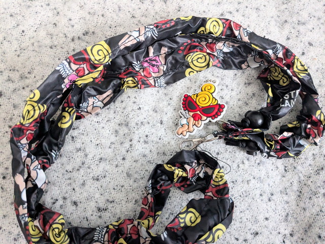 BLACK ver.のショルダーストラップとラバーチャーム
