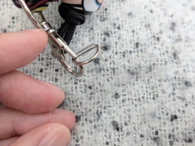 ナスカンに取り付けた透明のストラップホルダーのアップ