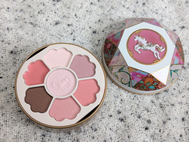 ユニコーン缶コスメパレットの蓋を開けて並べた写真