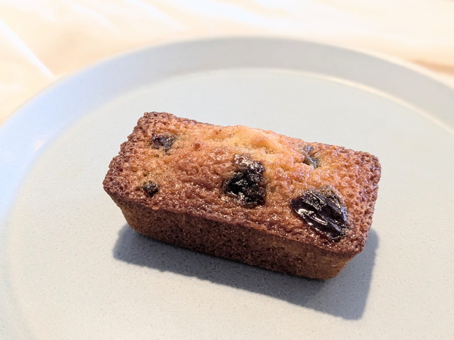 シャインマスカットレーズンがのった焼き色の美しいフィナンシェ