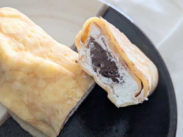 無限クリームと生チョコレートが詰まったクレープの断面