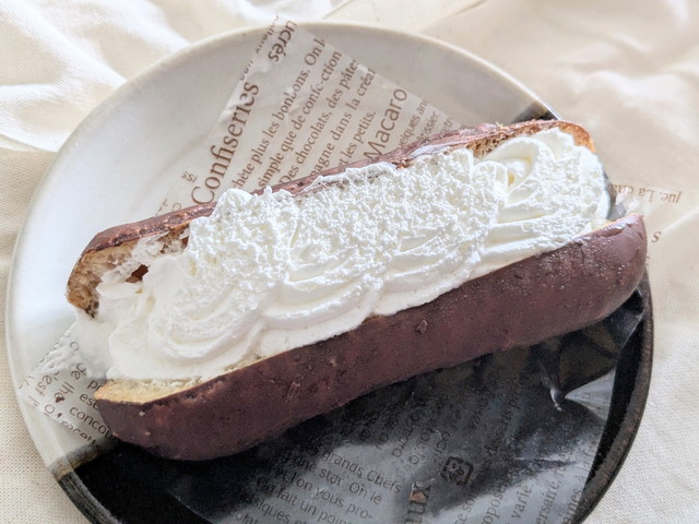 ホイップクリームがたっぷり絞られたダブルクリームエクレア