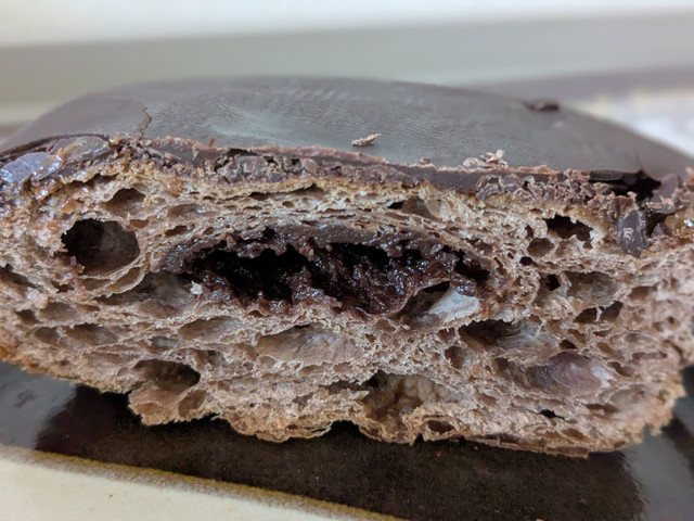 チョコ風味のデニッシュ生地とチョコクリームが見える本気のチョコクイニーアマンの断面