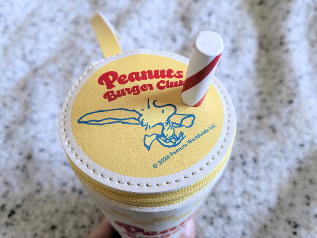 ストローが付いたミルクシェイクポーチのフタ