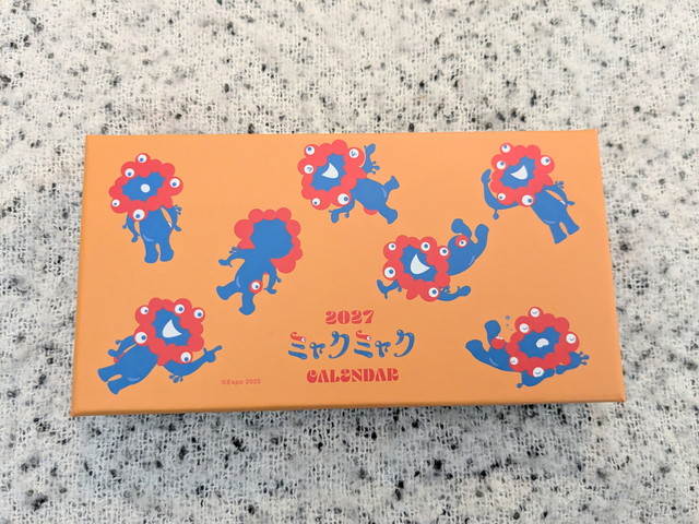 ミャクミャクが描かれたオレンジの紙箱