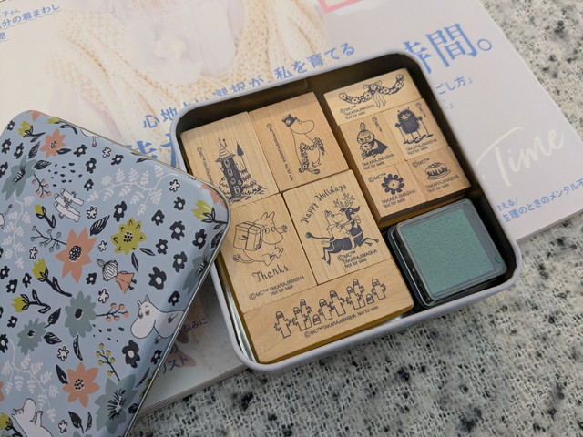 缶ケースを開けて木製スタンプとインクが収まった様子