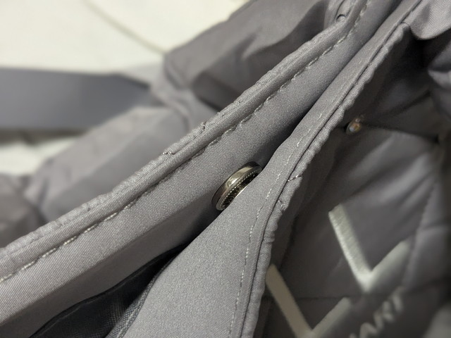 バッグの口に付いたスナップボタン