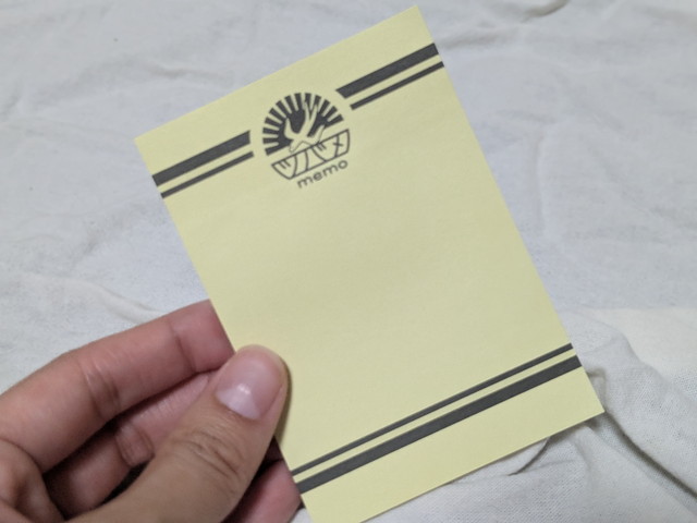 ツバメノートのロゴ入りの黄色い付箋