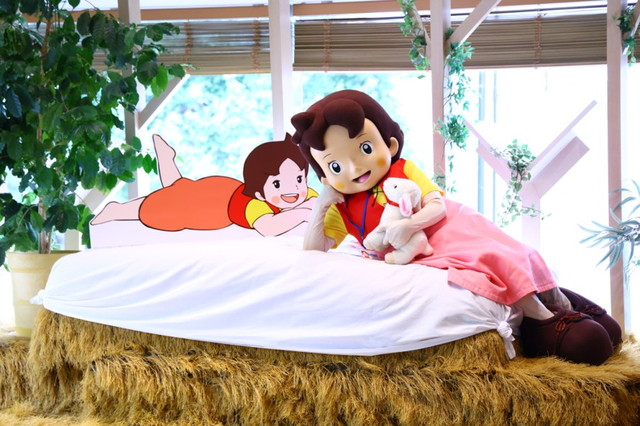 干し草ベッド風のソファでくつろぐハイジ
