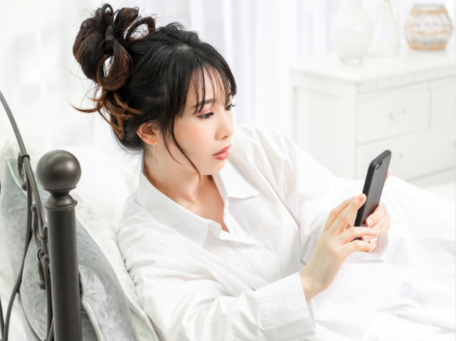 スマホを見る女性