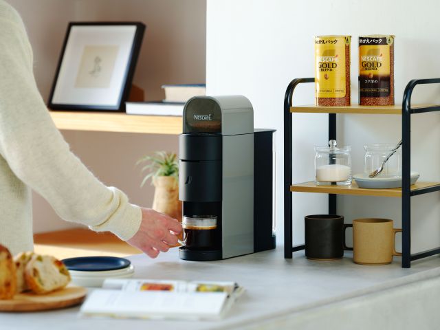 キッチンカウンターでクールグレーのkotoneからコーヒーを取り出す様子