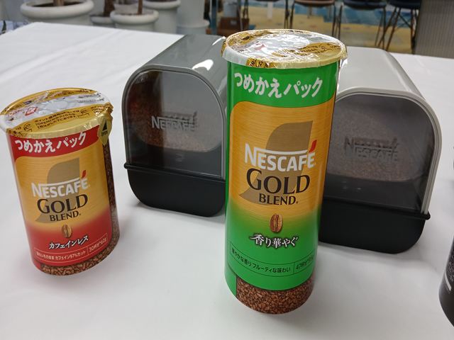 カフェインレスと香り華やぐのつめかえパック、付け替え式のコーヒータンク