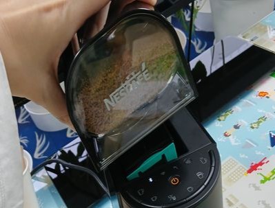 kotone本体からコーヒータンクを取り外す様子