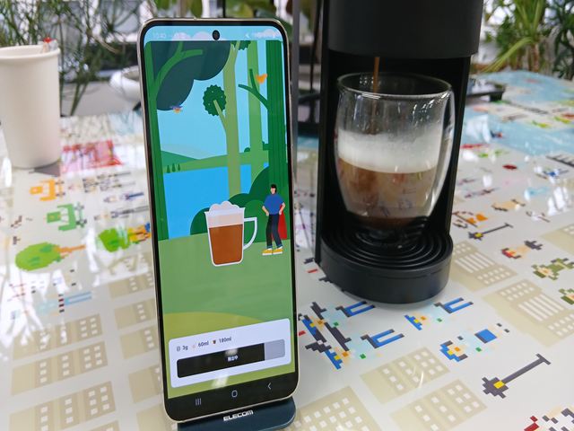 アプリの抽出画面と、kotoneでグラスに注がれるコーヒー