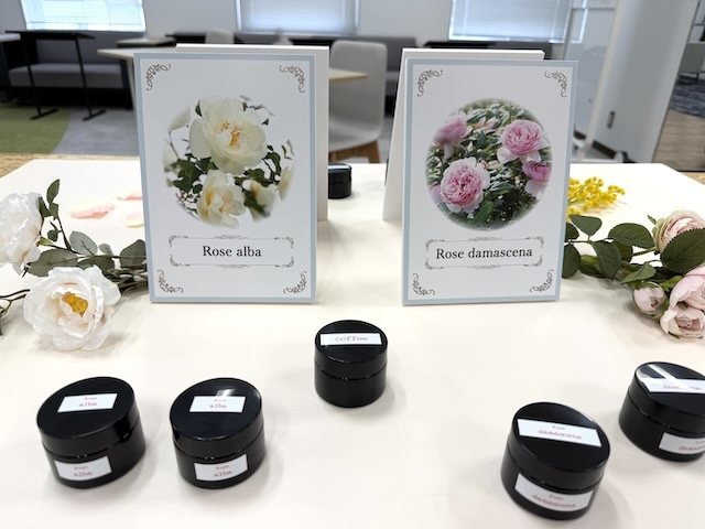 ローズアルバとローズダマセナの香りの展示
