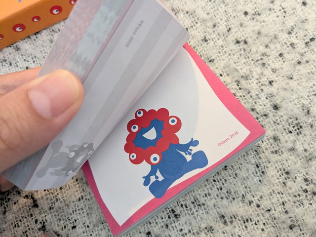日めくりカレンダーをめくってミャクミャクのイラストが現れた様子