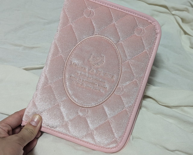 ピンクのベロア素材のマルチケース