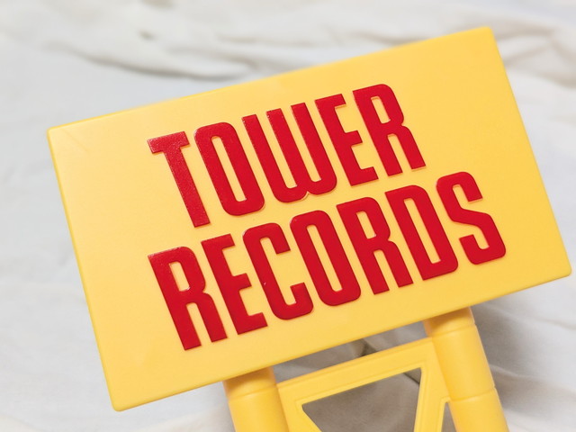 TOWER RECORDSのロゴが入った看板部分のアップ