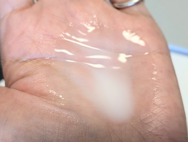 レイント 保湿ケア化粧水を手のひらに出した様子