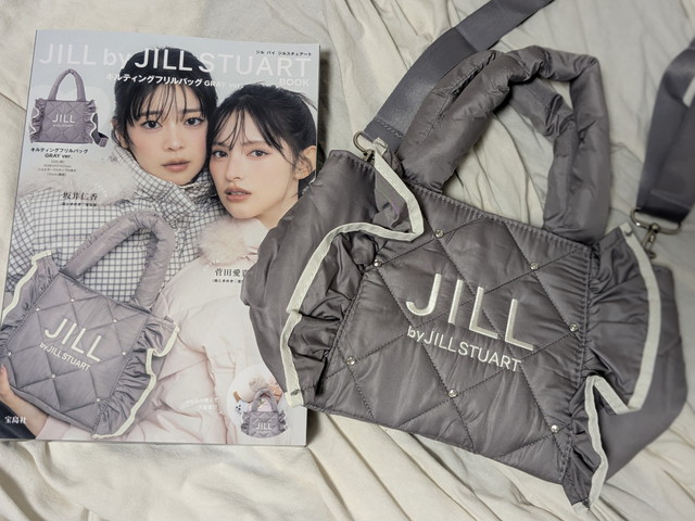 JILL by JILL STUART BOOK キルティングフリルバッグ GRAY ver.の表紙と付録のバッグ