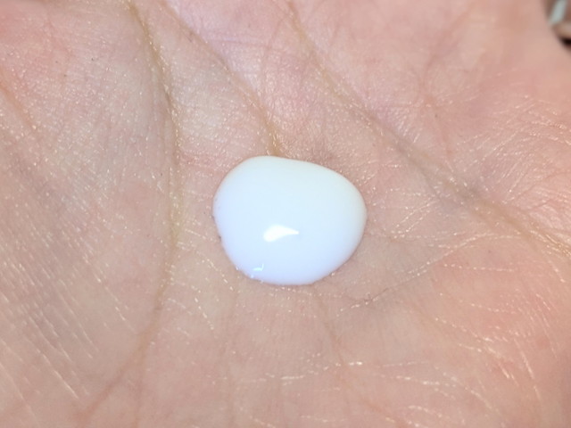 レイント 保湿ケア乳液を手のひらに出した様子