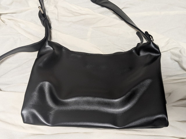 ブラックのマルチショルダーバッグの全体